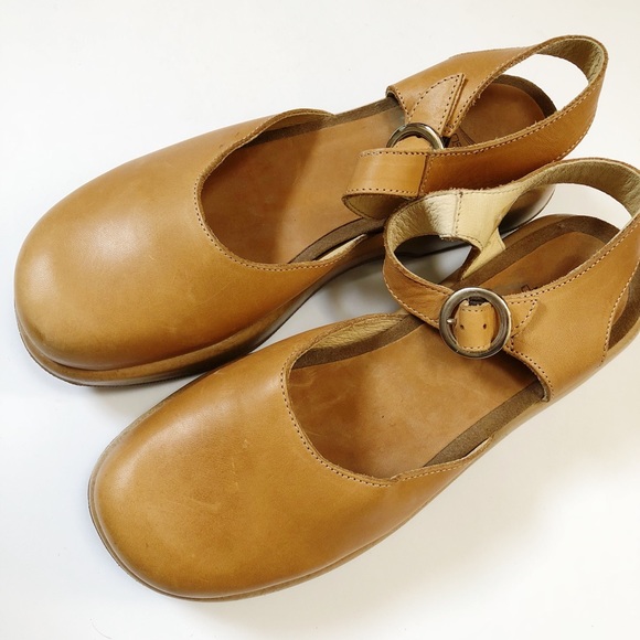 closed toe clog sandals